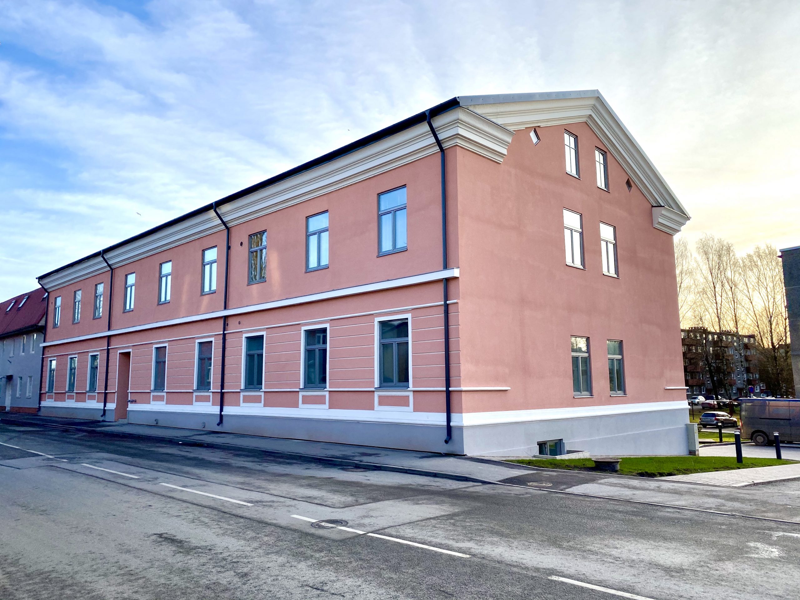 Avaleht Renoveeritud kortermaja fassaad Tartus
